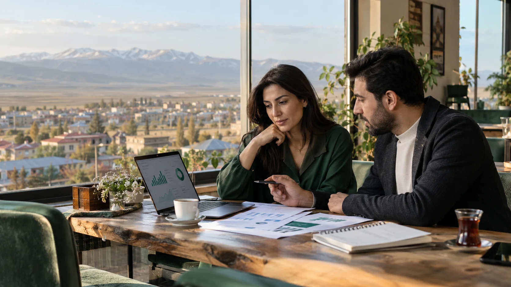 Muş SEO fiyatları için dijital pazarlama planını inceleyen işletme sahipleri